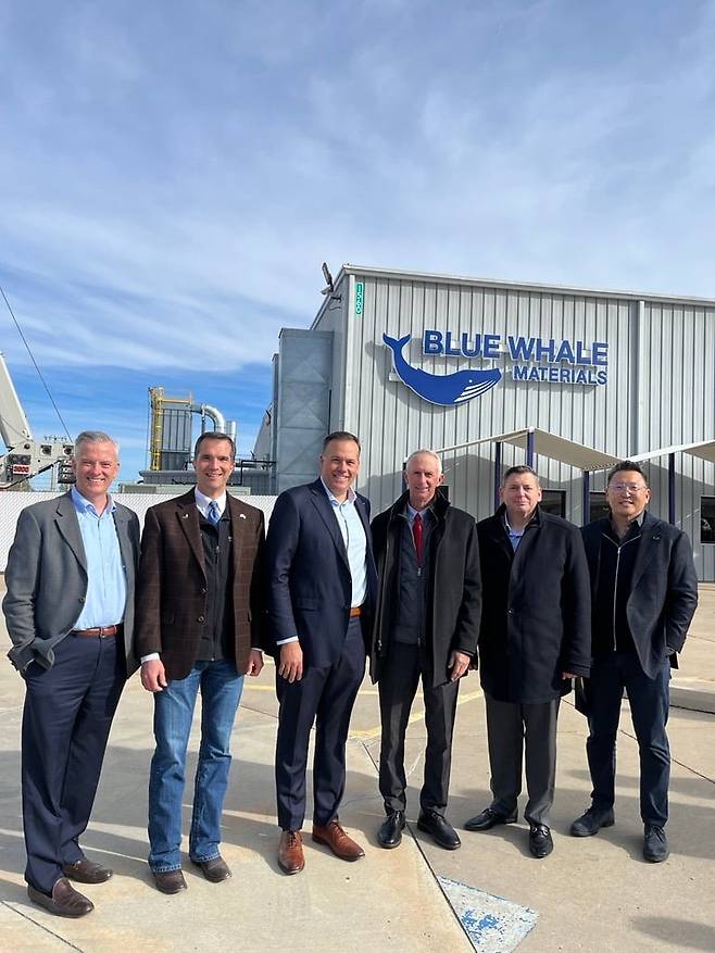 지난 10일 블루웨일머티리얼즈 공장 확장 착공 행사에 참석한 존 버드 오클라호마주 상무부 CEO(맨왼쪽부터), 제프 스털링 오클라호마주 에너지환경부 장관, 데이비드 포브르 블루웨일머티리얼즈 공동 창업자 겸 최고 전략책임자(CSO), 짐 커드 주니어 바텔스빌 시장, 코리 스테펙 아라파트너스 파트너, 로버트 강 블루웨일머티리얼즈 공동 창업자 겸 최고경영자(CEO)가 함께 기념촬영하고 있다. / 블루웨일머티리얼즈 제공
