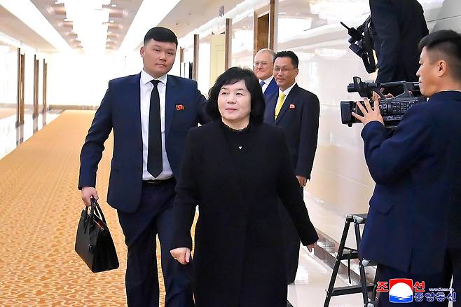 최선희 북한 외무상이 러시아와 벨라루스 외무성의 초청으로 이들 국가를 각각 방문하기 위해 26일 전용기로 평양을 출발했다고 조선중앙통신이 지난 10월27일 보도했다. 평양국제비행장에서 김정규 외무성 부상과 알렉산드르 마체고라 주북한 러시아 대사가 전송했다. 연합뉴스