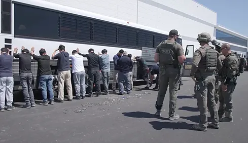 미국 이민당국이 공개한 현대차·LG에너지솔루션 이민단속 현장. 미 이민세관단속국 영상 캡처