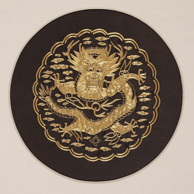 왕실의 위엄을 상징하는 용보. 이정희 자수장 제공