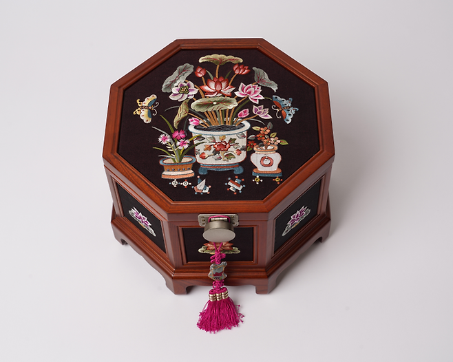 사계분경 팔각보석함. 이정희 자수장 제공