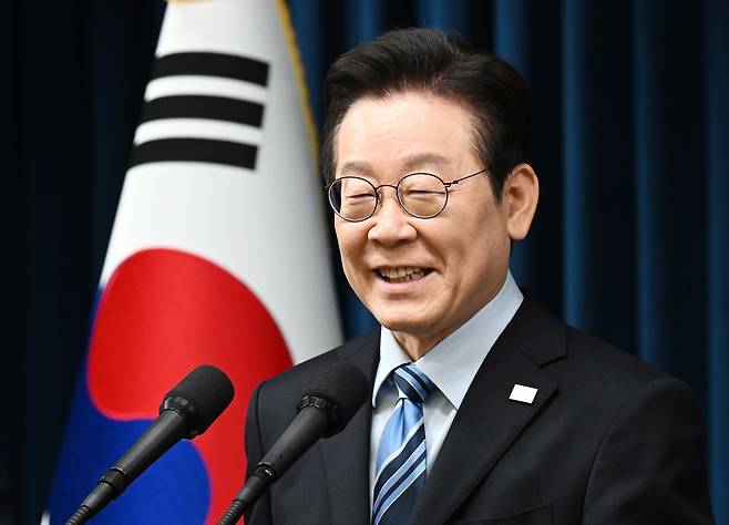 이재명 대통령이 14일 서울 용산 대통령실 청사에서 한·미 팩트시트 타결 결과를 발표한 후 환하게 웃고 있다. 대통령실사진기자단