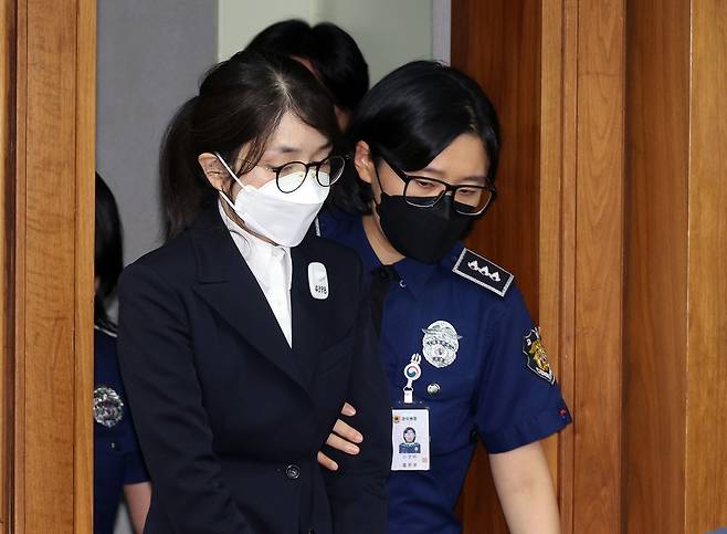 도이치모터스 주가조작과 명태균 공천개입, 통일교 청탁·뇌물 수수 의혹 혐의 등으로 구속기소 된 김건희 여사가 지난 9월24일 오후 서울 서초구 서울중앙지법에서 열린 첫 재판에 출석하고 있다. 사진공동취재단