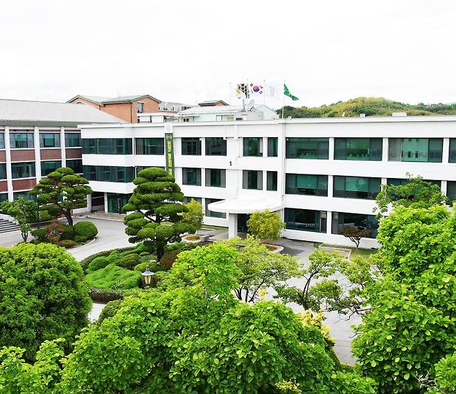 담양군이 2026년도 본예산 5425억 원을 편성해 군의회에 제출했다. 군은 생활안정과 대규모 투자사업 준공 시기에 맞춘 핵심사업에 재원을 집중하는 한편, 6244억 원 규모의 2025년 제3회 추경도 함께 올려 집중호우 복구와 생활밀착형 사업을 병행한다는 방침이다. /담양군