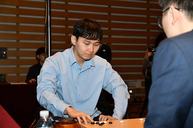한국 랭킹 2위 박정환 9단이 중국 랭킹 4위 양딩신 9단을 제압하고 4강에 올랐다. 한국기원 제공