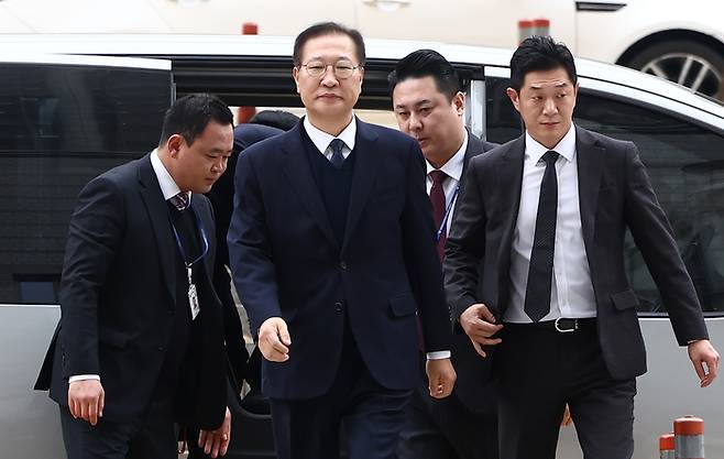 내란 중요임무 종사 및 직권남용 혐의로 구속영장이 청구된 박성재 전 법무부 장관이 13일 오전 서울 서초구 서울중앙지법에서 열린 구속 전 피의자 심문(영장실질심사)에 출석하고 있다. [뉴스1]