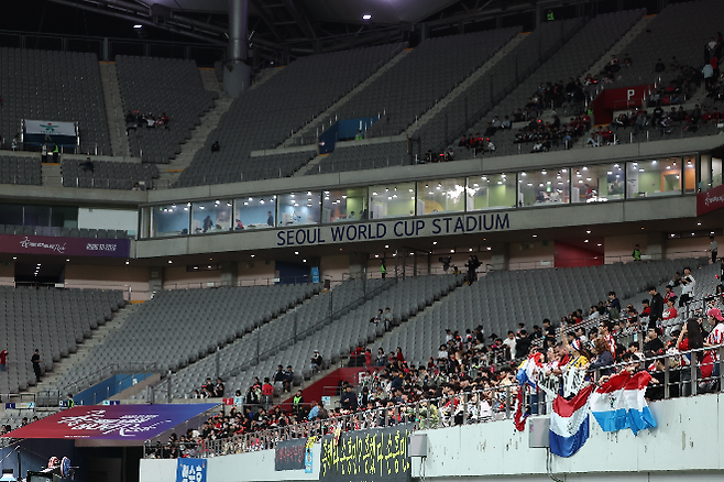 10월 14일 한국과 파라과이 축구 대표팀의 친선경기가 열린 서울월드컵경기장 관중석에 빈 자리가 보인다. 사진=연합뉴스 제공