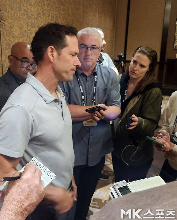 콜로라도 프런트 수장으로 야구계 돌아온 디포데스타가 단장 회의에서 취재진과 인터뷰를 하고 있다. 사진(美 라스베가스)= 김재호 특파원