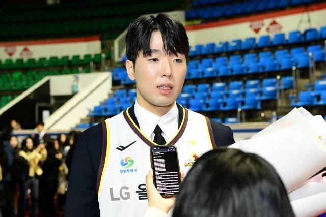 지용현은 “마지막 순간까지 긴장의 끈을 놓지 않았다. 너무 떨리더라. 단상 위에 올라가서 무슨 말을 했는지 기억도 잘 안 난다. (조상현)감독님이 내 이름을 불렀을 때 심장이 ‘쿵’하고 가라앉는 기분이었다”고 이야기했다. 그러면서 “지명 포기가 이어질 때 정말 힘들었다. 심리적으로 불안하기도 했다. 그래도 울지는 않았다(웃음). 살짝 울컥했는데 마음을 잘 잡아서 다행히 울지 않았다”고 덧붙였다. 사진=KBL 제공