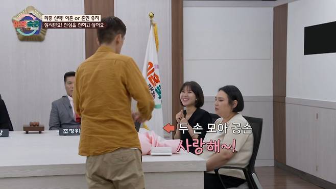 남편이 아내에게 사과의 편지와 꽃다발을 전했다. /사진=JTBC '이혼 숙려 캠프' 캡처