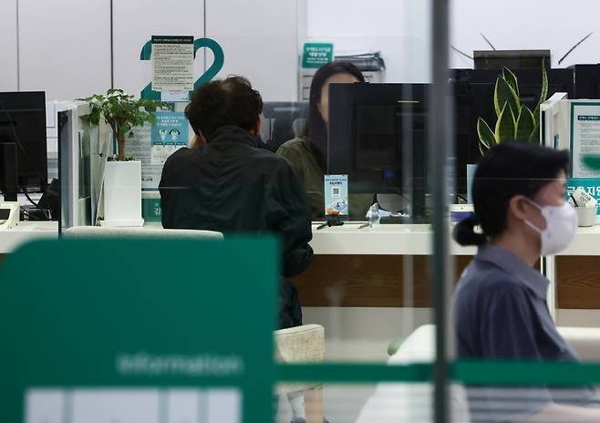 서울시내 한 은행에서 시민이 상담을 받고 있다. /사진=뉴스1