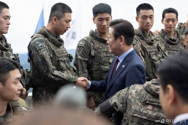 이재명 대통령이 지난 9월12일 강원도 화천군 육군 제7보병사단 칠성전망대를 방문해 군 장병들을 격려하고 있다. / 사진=대통령실