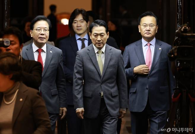 [서울=뉴시스] 고승민 기자 = 국민의힘 장동혁 대표와 송언석 원내대표가 13일 서울 여의도 국회에서 열린 의원총회에 참석하고 있다. 2025.11.13. kkssmm99@newsis.com /사진=