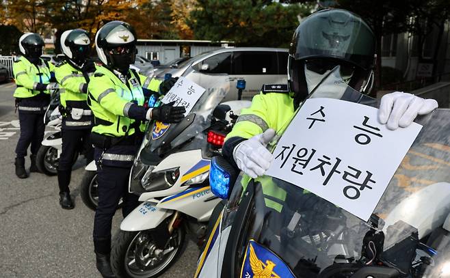 2026학년도 대학수학능력시험을 이틀 앞둔 지난 11일 경기 수원 영통경찰서에서 교통안전계 경찰관들이 수능 당일 시험장 주변 특별 교통관리에 투입될 지원차량에 안내문을 부착하는 모습./사진=뉴스1