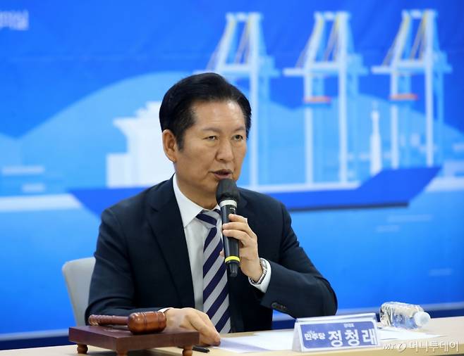 정청래 더불어민주당 대표가 14일 오전 부산 동구 더불어민주당 부산시당 대회의실에서 열린 현장 최고위원회의에서 모두발언을 하고 있다./ 사진=뉴스1