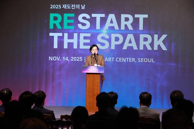 한성숙 중소벤처기업부 장관이 14일 서울 강남구 라움아트센터에서 열린 ‘2025 재도전의 날‘에서 축사를 하고 있다./사진=중기부 제공.