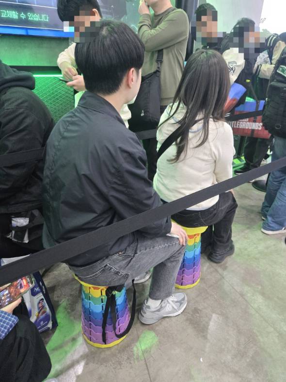 휴대용 의자에 앉아 웹젠 '게이트 오브 게이츠' 대기줄을 기다리는 권민철(28, 남), 류의령(29, 여) 씨./사진=이찬종 기자