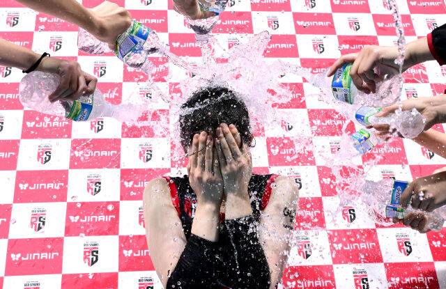 정관장 최서현이 물세례를 맞고 있다 / 한국배구연맹(KOVO)