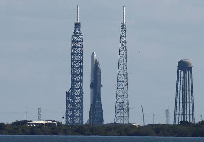 블루오리진의 로켓 ‘뉴 글렌’이 13일(현지시간) 미국 플로리다주 케이프 커내버럴 우주군 기지에서 발사를 기다리고 있다. [로이터]