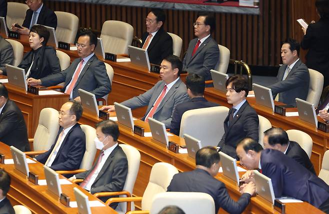 지난 13일 내란중요임무종사 혐의로 구속영장이 청구된 추경호 국민의힘 의원의 체포동의안 보고가 예정된 국회 본회의장에 장동혁 대표, 송언석 원내대표, 추 의원 등 국민의힘 의원들이 참석해 있다. [연합]