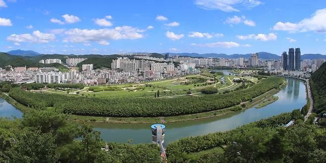울산시가 태화강에서 동천과 동구 대암왕공원, 울주군 서생해안까지 아우르는 생태관광도시를 만들어 나갈 계획이다. 사진은 십리대밭 중심의 국가정원 태화강 전경 [울산시 제공]
