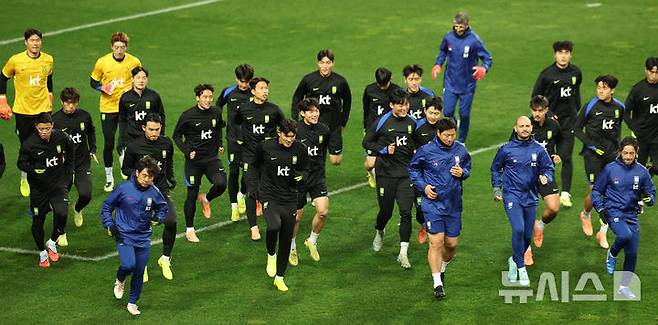 [대전=뉴시스] 김선웅 기자 = 볼리비아와 평가전을 앞둔 대한민국 축구대표팀이 13일 대전 월드컵경기장에서 공식 훈련을 하고 있다. 2025.11.13. mangusta@newsis.com