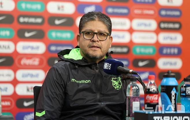 [대전=뉴시스] 김선웅 기자 = 대한민국과 평가전을 앞둔 볼리비아 축구대표팀 오스카르 비예가스 감독이 13일 대전 월드컵경기장에서 기자회견을 하고 있다. 2025.11.13. mangusta@newsis.com