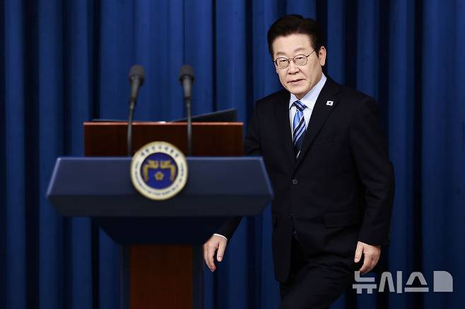 [서울=뉴시스] 최동준 기자 = 이재명 대통령이 14일 서울 용산 대통령실에서 한·미 간 관세·안보 합의를 문서화하는 '조인트 팩트시트(JFS·합동설명자료)' 관련 발표를 하기 위해 연단으로 향하고 있다. 2025.11.14. photocdj@newsis.com