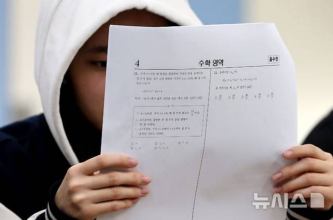 [대구=뉴시스] 이무열 기자 = 14일 대구 수성구 정화여자고등학교 3학년 교실에서 수험생들이 전날 치른 2026학년도 대학수학능력시험 가채점을 하고 있다. 2025.11.14. lmy@newsis.com
