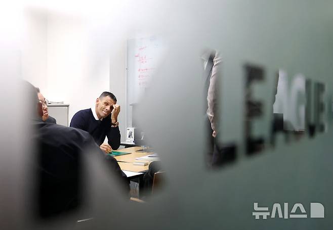 [서울=뉴시스] 조성우 기자 = 사회관계망서비스(SNS)를 통해 심판 판정에 불만을 제기해 한국프로축구연맹 상벌위원회에 넘겨진 거스 포옛 전북 현대 감독이 지난달 21일 오후 서울 종로구 축구회관에서 열린 상벌위원회에 출석하기 위해 대기하고 있다.포옛 감독은 지난 3일 제주월드컵경기장에서 열린 제주 SK와 전북의 리그 경기 이후 자신의 SNS에 심판 판정에 대한 불만을 토로했다. 2025.10.21. xconfind@newsis.com