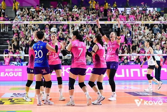 [서울=뉴시스] 여자배구 흥국생명 선수들이 18일 인천삼산월드체육관에서 열린 진에어 2025~2026 V-리그 여자부 개막전에서 정관장을 상대로 승리한 뒤 기뻐하고 있다. (사진=KOVO 제공) 2025.10.18. *재판매 및 DB 금지