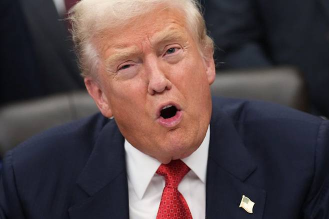 [워싱턴=AP/뉴시스] 도널드 트럼프 미국 대통령이 지난 12일(현지 시간) 워싱턴 백악관에서 의회 임시 예산안에 서명하기 전 발언하고 있다. 2025.11.14.