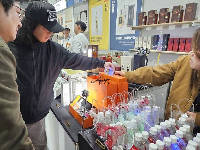 [서울=뉴시스] 박광온 기자 = 14일 오후 서울 서초구 aT센터에서 열린 15회 우리술 대축제 행사장에서 관람객들이 부스에서 시음을 하고 있는 모습. 2025.11.14. lighton@newsis.com *재판매 및 DB 금지