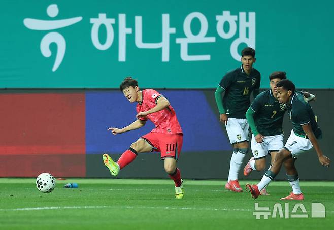 [대전=뉴시스] 조성우 기자 = 14일 오후 대전 유성구 대전월드컵경기장에서 열린 축구 국가대표팀 평가전 대한민국과 볼리비아의 경기, 전반전 한국 이재성이 수비를 따돌리고 패스하고 있다. 2025.11.14. xconfind@newsis.com