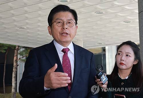 입장 밝히는 황교안 전 국무총리 (서울=연합뉴스) 한종찬 기자 = 내란 선전·선동 혐의를 받는 황교안 전 국무총리가 12일 서울 서초구 서울고등검찰청에 마련된 내란 특검 사무실로 체포되며 입장을 밝히고 있다. 2025.11.12 saba@yna.co.kr