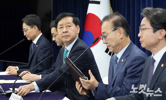 구윤철 경제부총리 겸 기획재정부 장관이 정부서울청사에서 주택시장 안정화 대책을 발표하고 있다. 왼쪽부터 임광현 국세청장, 윤창렬 국무조정실장, 구 경제부총리, 김윤덕 국토교통부 장관, 이억원 금융위원장. 박종민 기자