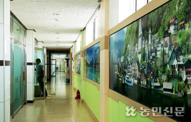 복도에는 전세계 곳곳의 풍경을 담은 사진이 걸려 있다.