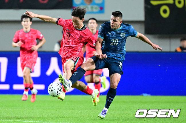 [OSEN=서울월드컵경기장, 조은정 기자]홍명보 감독이 이끄는 대한민국 대표팀과 파라과이의 A매치 평가전이 14일 오후 서울월드컵경기장에서 열렸다.'남미 강호' 파라과이는 지난 10일 일본 원정에서 2-2 무승부를 거두고 온 팀이다. 이번 경기는 홍명보호의 2026 북중미 월드컵 포트 배정을 두고도 중요한 일전이다.&nbsp;현재 한국은 오스트리아, 호주, 에콰도르와 치열한&nbsp;포트 2 막차 경쟁을 벌이고 있다.후반 대한민국 이재성에게 파라과이 오제다가 반칙을 범하고 있다. 이후 해당 반칙으로 옐로카드를 받았다. 2025.10.14 /cej@osen.co.kr