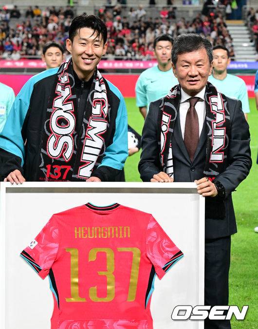 [OSEN=서울월드컵경기장, 조은정 기자]한국 축구가 안방에서 '남미 강호' 파라과이를 물리치며 사상 최초의 2026 국제축구연맹(FIFA) 북중미 월드컵 포트 2 확보에 청신호를 켰다.한국 축구대표팀은 14일 오후 8시&nbsp;서울월드컵경기장에서 열린 A매치&nbsp;친선 경기에서 파라과이를 2-0으로 제압했다. 지난 10일 일본 원정에서 2-2로 비기고 온 파라과이는 한국에 덜미를 잡히며 10월 아시아 투어를 1무 1패로 마감하게 됐다.손흥민이 A매치 최다 출장 기념 유니폼을 들고 대한축구협회 정몽규 회장과 포즈를 취하고 있다. 2025.10.14 /cej@osen.co.kr