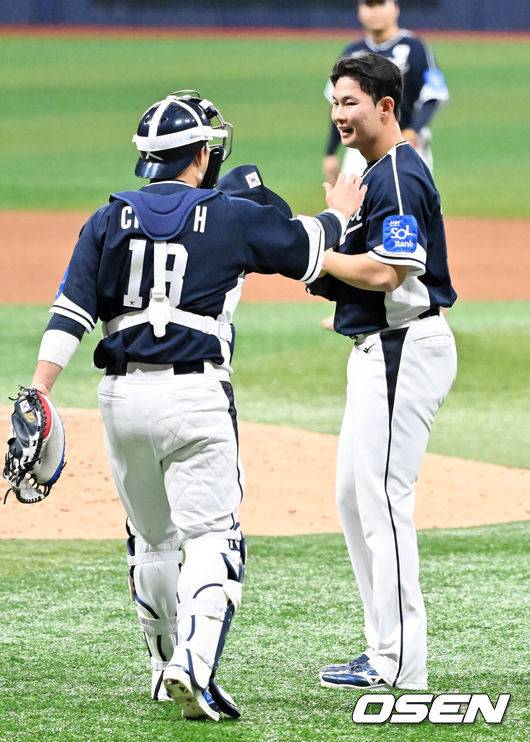 [OSEN=고척, 민경훈 기자] 류지현 감독이 이끄는 한국 대표팀이 체코 대표팀과 평가전을 2연승으로 마쳤다.&nbsp;한국 대표팀은 9일 서울 고척스카이돔에서 열린 ‘2025 NAVER K-BASEBALL SERIES’ 체코와 2번째 평가전에서 장단 17안타를 터뜨리며 11-1로 승리했다.경기를 마치고 한국 김영우가 최재훈과 승리의 기쁨을 나누고 있다. 2025.11.09 / rumi@osen.co.kr