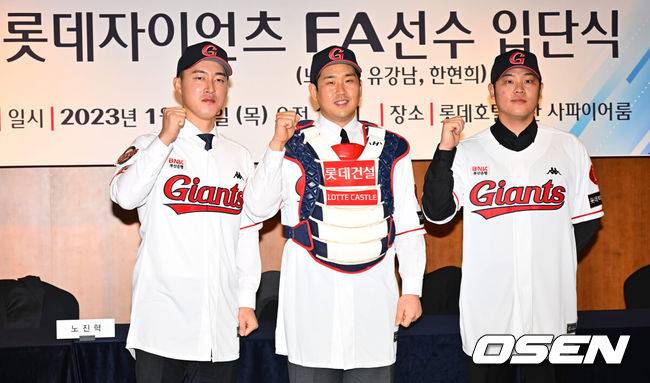 [OSEN=부산, 이석우 기자] 19일 오전 롯데호텔부산에서 롯데 자이언츠 노진혁, 유강남, 한현희의 입단식이 열렸다. 노진혁, 유강남, 한현희가 기념촬영을 하고 있다. / foto0307@osen.co.kr