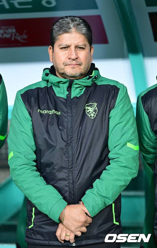 [OSEN=대전, 최규한 기자] 14일 오후 대전월드컵경기장에서 대한민국과 볼리비아의 축구 국가대표팀 평가전이 열렸다.홍명보호는 내년 6월 열리는 2026 국제축구협회(FIFA) 북중미월드컵을 앞두고 월드컵 남미 예선에서 7위를 거두며 플레이오프에 진출한 볼리비아를 상대로 본선에서의 경쟁력을 시험할 기회를 갖는다.경기를 앞두고 볼리비아 오스카르 비예가스가 감독 피치를 주시하고 있다. 2025.11.14 / dreamer@osen.co.kr
