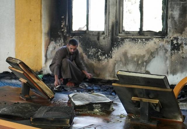 ▲13일(현지시간) 이스라엘 불법 정착민들이 요르단강 서안 살피트 인근 이슬람 사원(모스크)에 불을 지른 뒤 팔레스타인 남성이 현장을 살피고 있다. ⓒ로이터=연합뉴스