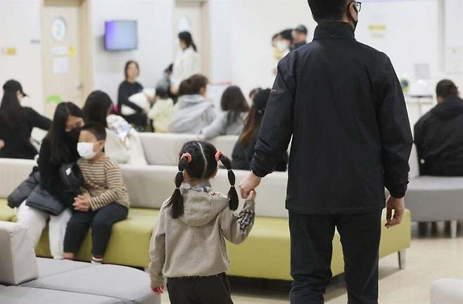 독감이 유행 중인 12일 성북구 우리아이들병원 진료실이 진료를 받기 위해 기다리는 어린이들로 붐비고 있다. 연합뉴스