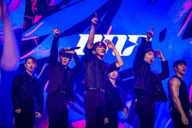지난 8일 호주 시드니 캐리지웍스에서 열린 ‘K콘텐츠 플래닛 인 호주’ 공연에서 국내 K팝 그룹을 대표해 무대에 오른 보이그룹  온앤오프가 화려한 무대를 선보이고 있다. 한국콘텐츠진흥원 제공