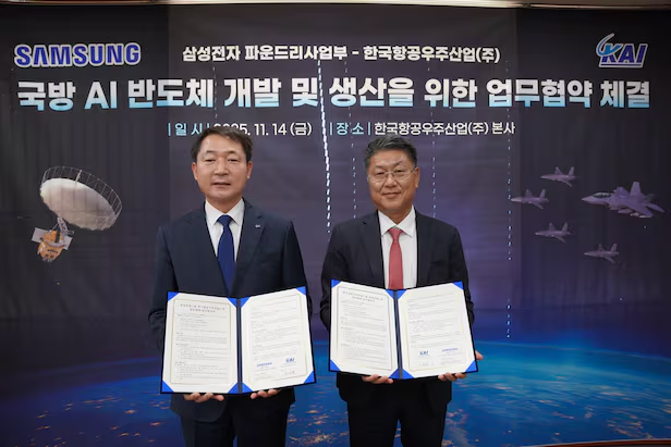 한국항공우주산업(KAI)와 삼성전자는 14일 국방 AI 반도체 개발 및 생산을 위한 업무협약을 체결했다. 차재병(왼쪽) KAI 대표이사와 한진만 삼성전자 파운드리사업부 사장이 기념 촬영을 하고 있다. KAI 제공