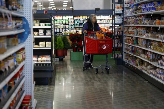 12일(현지 시간) 미국 캘리포니아 로스앤젤레스의 마트에서 한 소비자가 상품을 둘러보고 있다. EPA연합뉴스