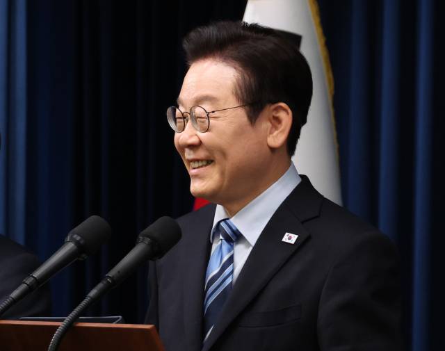 이재명 대통령이 14일 서울 용산 대통령실에서 한미 관세·안보 협상 '조인트 팩트시트'(공동 설명자료) 최종 합의를 발표하고 있다. 연합뉴스