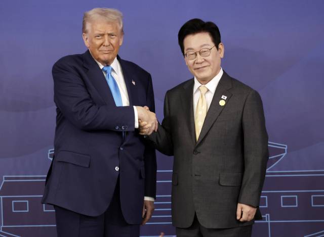 이재명 대통령과 도널드 트럼프 미국 대통령이 지난달 29일 경북 경주박물관에서 한미 정상회담 기념촬영을 하고 있다. 연합뉴스