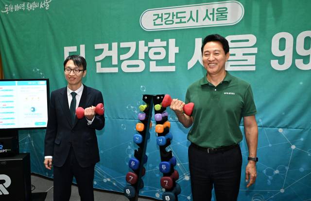 오세훈(오른쪽) 서울시장이 9월 ‘9988 평생건강 서울’ 기자간담회에서 정희원 건강총괄관과 근력운동 시범을 보이고 있다. 사진제공=서울시